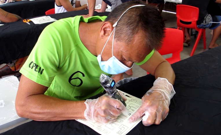 En attendant de recevoir leur formation en hygiène et salubrité, c’est sur de la peau synthétique que les stagiaires mettent en application leur apprentissage. En attendant de recevoir leur formation en hygiène et salubrité, c’est sur de la peau synthétique que les stagiaires mettent en application leur apprentissage.