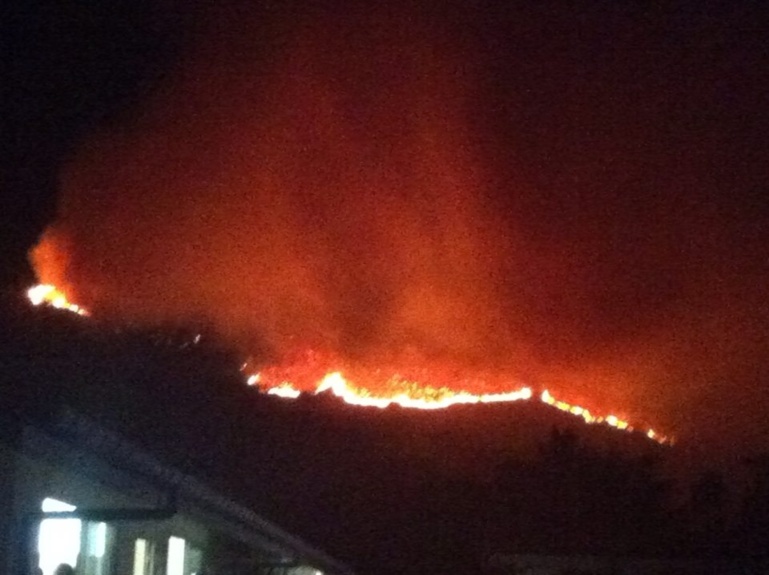 Un gigantesque incendie a ravagé les hauteurs de Toahotu, menaçant des habitations