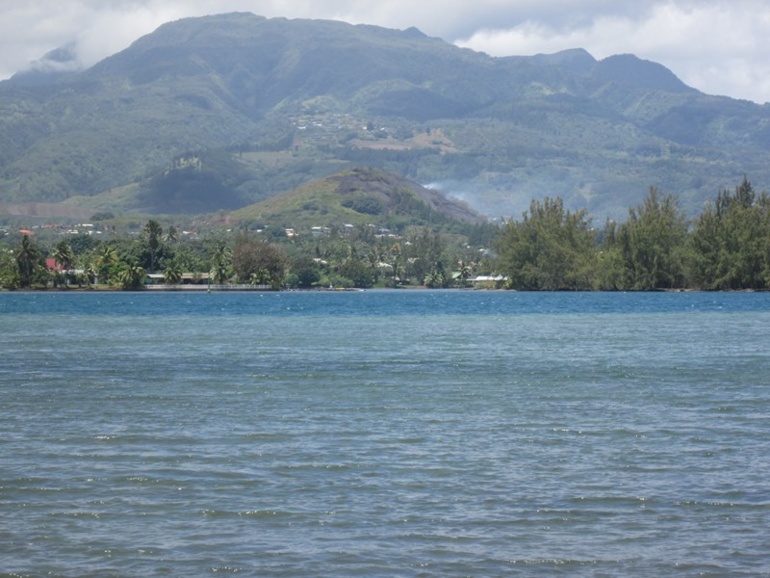 Ce jeudi, les pompiers de Taiarapu Ouest surveillaient encore le mont Faarei (vue ici, depuis la pointe 'Atutu).