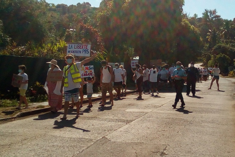 Des marcheurs contre l'obligation vaccinale à Hiva Oa Des marcheurs contre l'obligation vaccinale à Hiva Oa