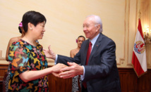 Xiaolin Li, la présidente de l'APCAE avec Gaston Flosse, le président de la Polynésie française.