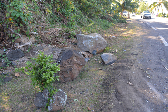 Les rochers qui sont tombés sur le véhicule.