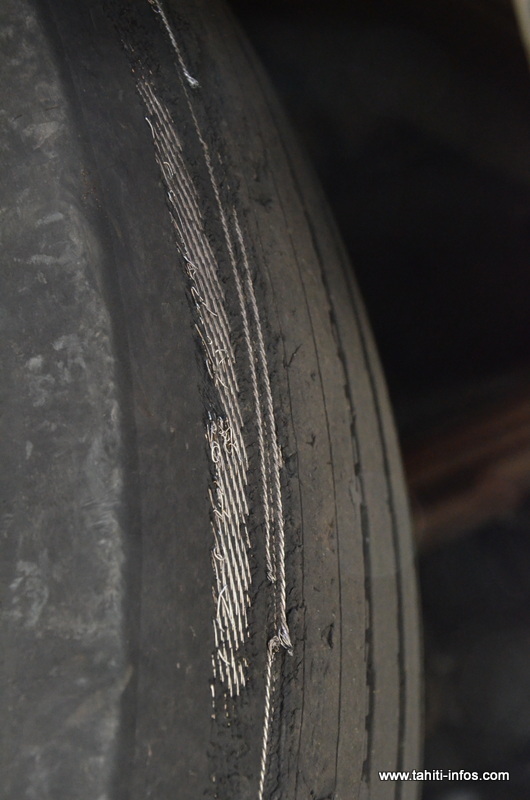 Pneu avant droit du bus scolaire de la RTU devant l'école de Pirae