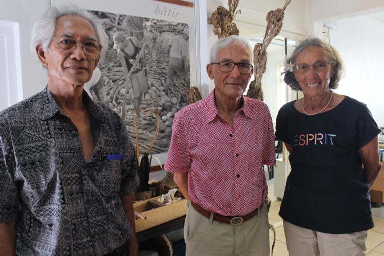 Les éditeurs Robert et Denise Koenig à droite, avec Jean Kape, de l’association culturelle Te Reo o te Tuāmotu et de l’académie paumotu kāruru vānaga.