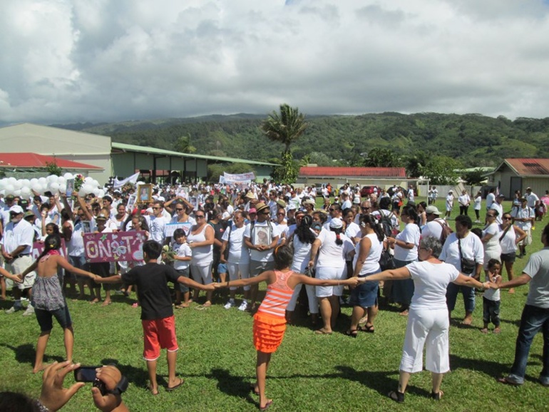 Marche blanche à Taravao : "arrêtez de tuer nos enfants !"