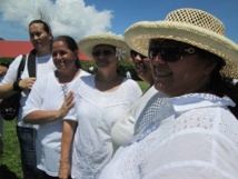 A droite, Maeva Cavallo, organisatrice et animatrice de cette marche pacifique :"C'est une question d'éducation !"