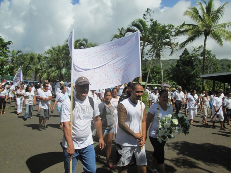 Des banderoles arobraient des slogans populaires, dénués toutefois de sentiment de haine ou de vengeance.