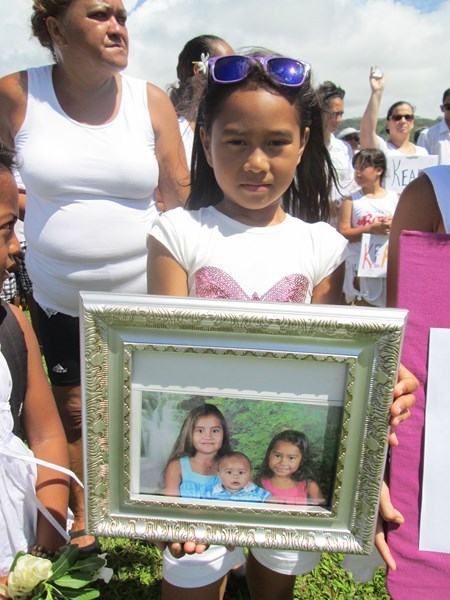 Marche blanche à Taravao : "arrêtez de tuer nos enfants !"