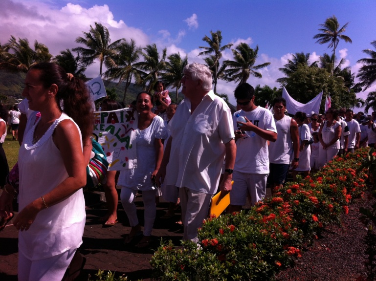 Marche blanche à Taravao : "arrêtez de tuer nos enfants !"