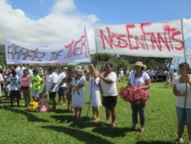 Marche blanche à Taravao : "arrêtez de tuer nos enfants !"