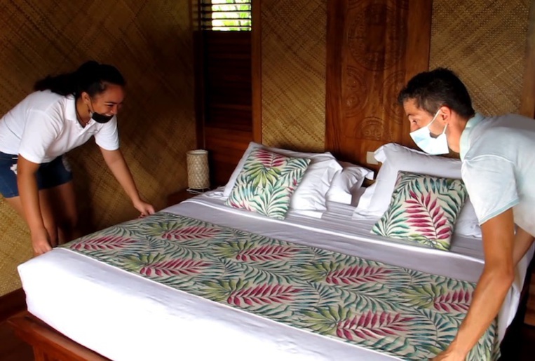 Savoir préparer une chambre dans un hôtel 4 étoiles est un travail minutieux, qu'apprennent attentivement les étudiants du Cetad. Savoir préparer une chambre dans un hôtel 4 étoiles est un travail minutieux, qu'apprennent attentivement les étudiants du Cetad.