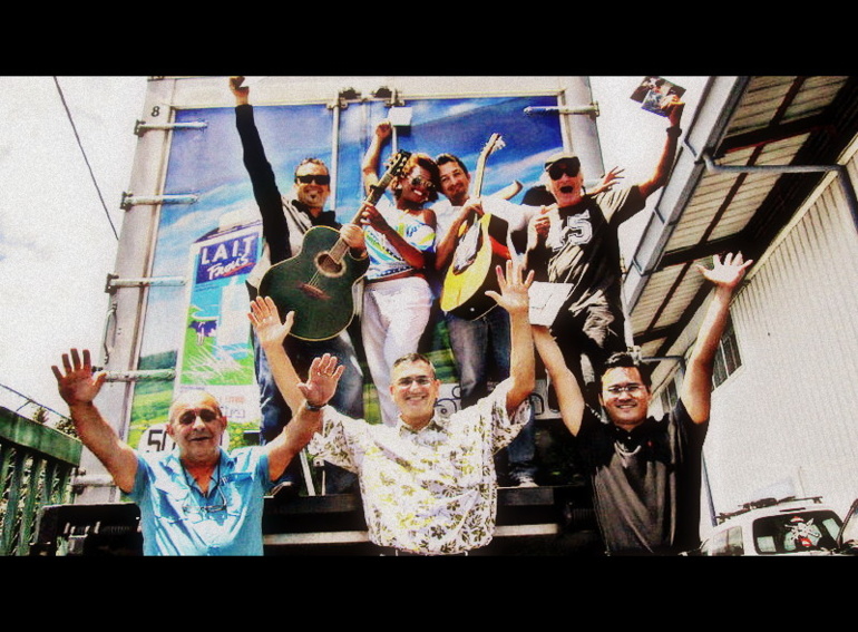 Sur ce cliché, les sponsors de Léo Marais font la pose. En bas, Antonio Soares Pires, Xavier Fondecave (directeur général de la Laiterie Sachet) et Jean-Christophe Lau, représentant la marque Chevrolet. En haut, de gauche à droite, Léo Marais, Purotu ( figurante), Fabrice Mahé (guitariste) et La Gitoune.