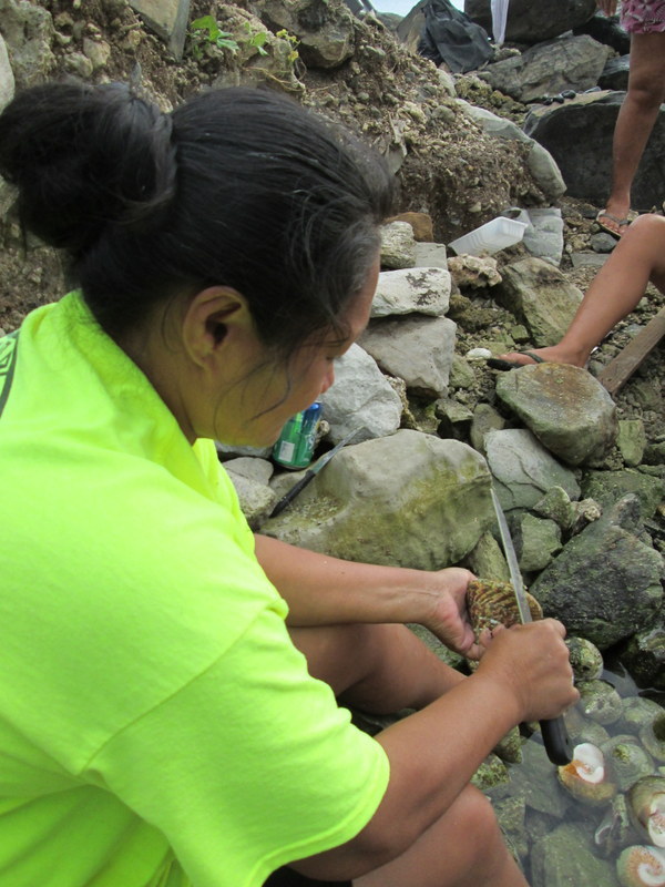 Les familles qui participent à la campagne de "troca" répartissent les tâches par groupes, comme ici, celui des nettoyeurs de coquilles.