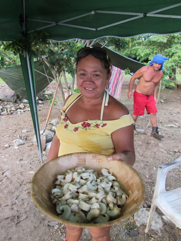 Angèle Pua nous présente un plat de chair de Troca, cuite il y a quelques minutes à peine.