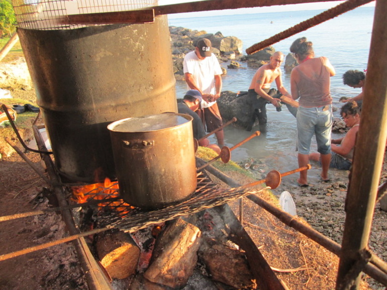 Le camp est installé à quelque mètres seulement du bord de plage, ce qui rend facile chaque étape du processus de nettoyage du Troca.