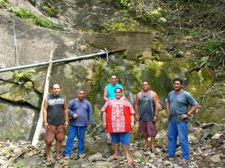 Au cours de la visite des installations sur le terrain. De gauche à droite : Joachim TEVAATUA, maire délégué de Vaiuru, Euloge VARUATUA, conseiller municipal, MAUHITI Leina, 3ème adjointe, Bruno FLORES, maire, Jacques TUMARAE, maire délégué d'Anatonu et Bernard TUPEA, DST - Crédit photo : SPCPF