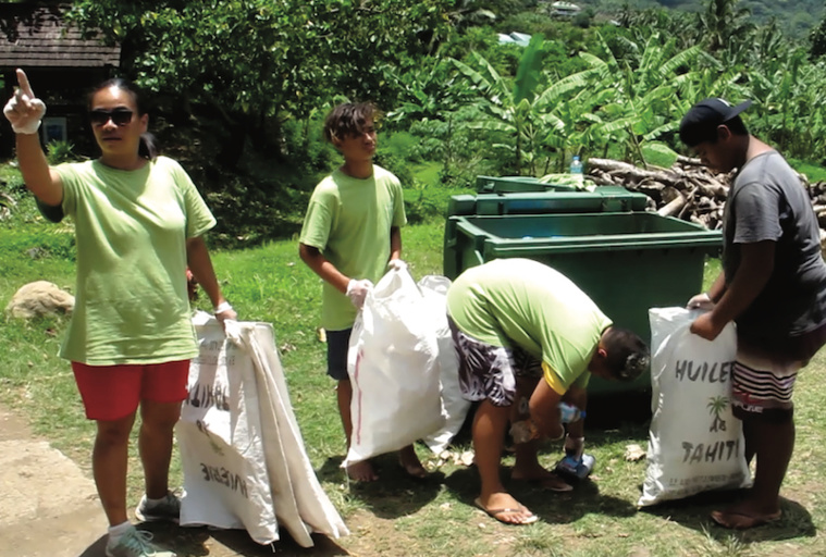 La journée verte du lycée St Athanase a débuté par le ramassage des déchets sur l’ensemble de l’exploitation.