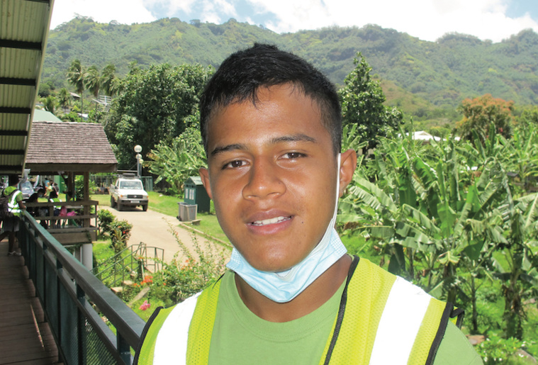 Hitinui animait le stand sur la durée de vie des déchets. Il expliquait notamment aux écoliers qu’une bouteille en plastique pouvait rester entre 100 et 1 000 ans dans la nature avant de se dégrader. Hitinui animait le stand sur la durée de vie des déchets. Il expliquait notamment aux écoliers qu’une bouteille en plastique pouvait rester entre 100 et 1 000 ans dans la nature avant de se dégrader.