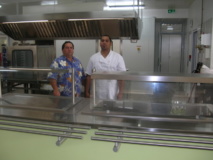 Te tāvana Fernand Tahiata, piha'iiho noa iā  Stanley Anihia, te ti'a 'āpī fa'atere i te pūpū tunu mā'a. Hōho'a i pata hia e : te fare 'oire nō Tupuai.