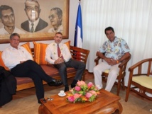 Le président du haut conseil, Stéphane Diemert (au centre) en visite à l’assemblée de Polynésie le 26 septembre dernier. Il avait été reçu par Edouard Fritch, le président de l’assemblée et Jean-Christophe Bouissou, 1er vice-président.  (Photo APF).