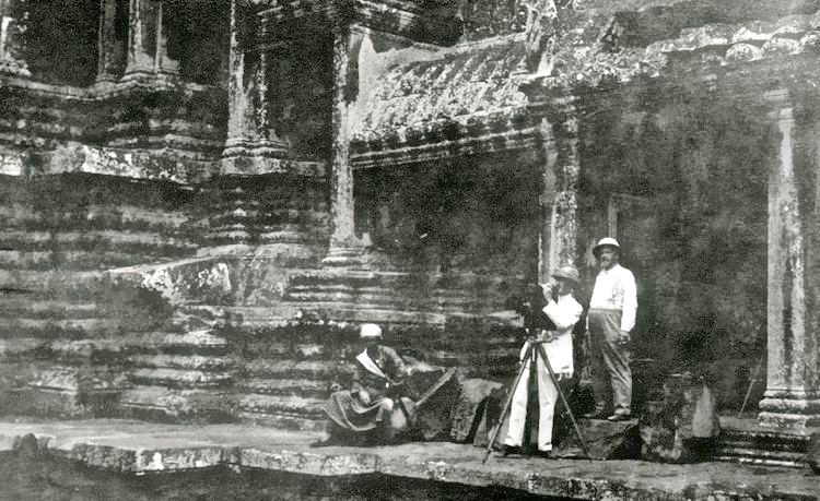 A Angkor, l’équipe réduite de Gaston Méliès put tourner mais les conditions météo exécrables limitèrent les possibilités de travailler (photo : JG Mulder).
