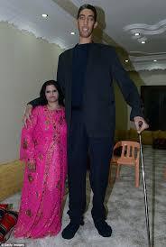 Sultan Kösen, l'homme le plus grand du monde à 2,51 m, se marie