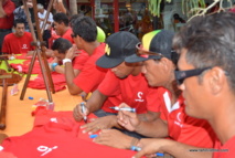 Séances de dédicace par les rameurs de l'équipe Shell-Vodafone