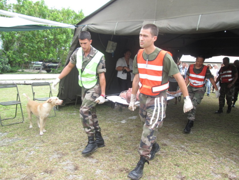 Sur cette photo, l'équipe médicale de l'armée en pleine simulation d'aide d'urgence à un sinistré ou un soldat gravement blessé.