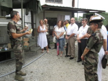 Le responsable de la restauration, Jean Vincent Ladislas, expliquant les avantages de la "cuisine remorque" qui, là aussi, peut être installée partout. En Polynésie, il existe trois unités de ce genre. Les équipements complets ont permis de préparer quelques 1300 repas.