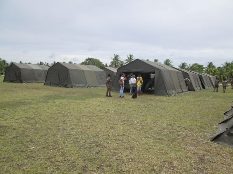 La BSA (Base de Soutien de Rangiroa) de Rangiroa et ses 30 tentes destinées à recevoir des sinistrés qui, selon le scénario envisagé par l'état-major, auront été recueillis par les troupes envoyées dans les îles voisines de Rangiroa.