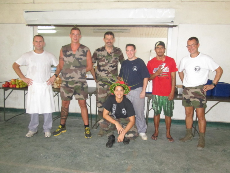 Ici, l'équipe de "cuistots" placée sous la responsabilité de Jean Vincent Ladislas.