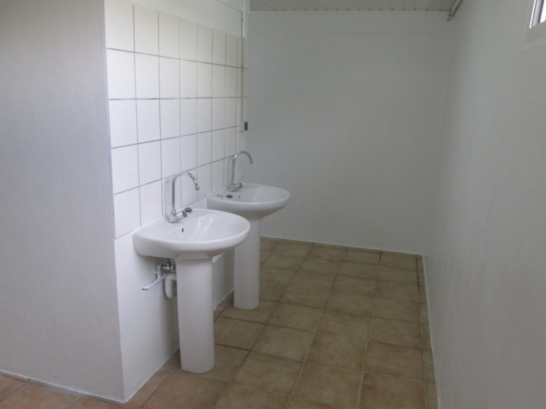 Desormais, le gymnase de 'Avatoru possède des locaux sanitaires " āpī ".