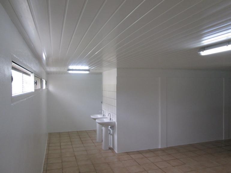 Teie te vāhi haumitira'a nō te mau vahine. 'Ua fāna'o ïa te 'oire i tetahi mau vāhi nehenehe 'e te mā ato'a.