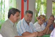 De gauche à droite : Philip Schyle, maire d’Arue ; Patrice Jamet, maire de Mahina ; Béatrice Vernaudon maire d’Arue et Jean-Noël Chevrier, le directeur de cabinet de la mairie de Tairapu Est.
