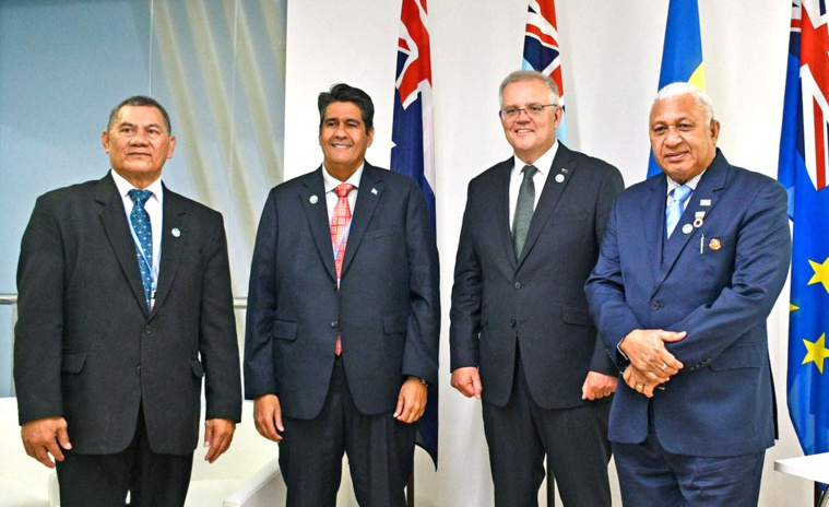 Le premier ministre de Tuvalu; Kausea Natano, le président de Palau, Surangel Whipps, le premier ministre d'Australie, Scott Morrison et le premier ministre de Fidji, Josaia Bainimarama représentent la région du Pacifique à la COP26. Ils seront rejoints prochainement par la délégation de Polynésie française.