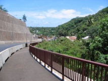 Insolite : un semi-remorque perd une mini tracto-pelle dans le col du Tahara’a