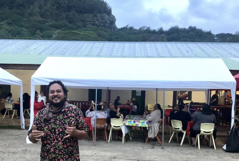 Raimana Bareille avant son concert, sur la place de l'artisanat. Raimana Bareille avant son concert, sur la place de l'artisanat.