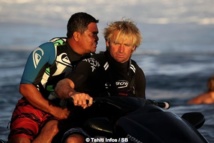 Laird Hamilton ( à droite) aux côté de Raimana Van Bastolaer Laird Hamilton ( à droite) aux côté de Raimana Van Bastolaer
