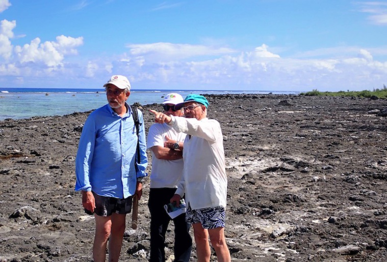 Bernard Salvat montrant un relief de motu à Lucien Montaggioni (chemise bleue), sous le regard de Gilbert Poli. Bernard Salvat montrant un relief de motu à Lucien Montaggioni (chemise bleue), sous le regard de Gilbert Poli.