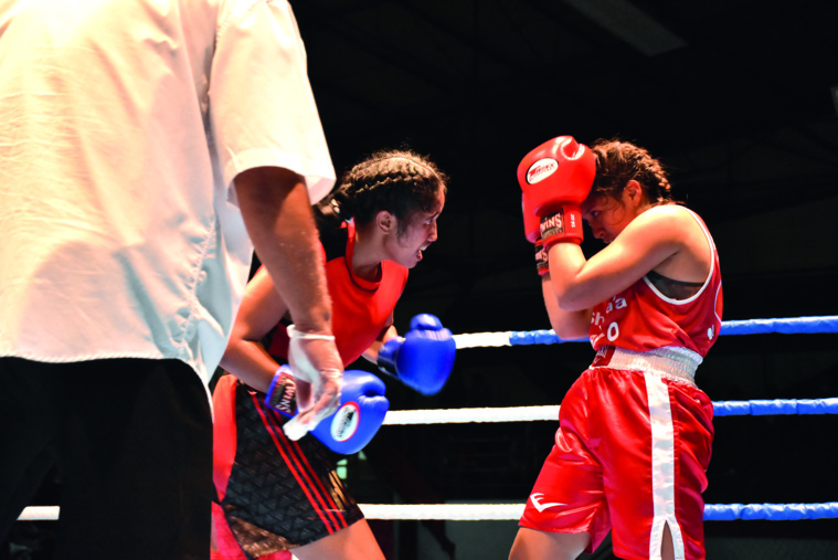 Hereani Temarono (gants bleus) a accéléré dans la troisième et dernière reprise pour prendre le meilleur sur Tauhani Lesca et pour s'offrir la ceinture de championne chez les poids moyens. Hereani Temarono (gants bleus) a accéléré dans la troisième et dernière reprise pour prendre le meilleur sur Tauhani Lesca et pour s'offrir la ceinture de championne chez les poids moyens.