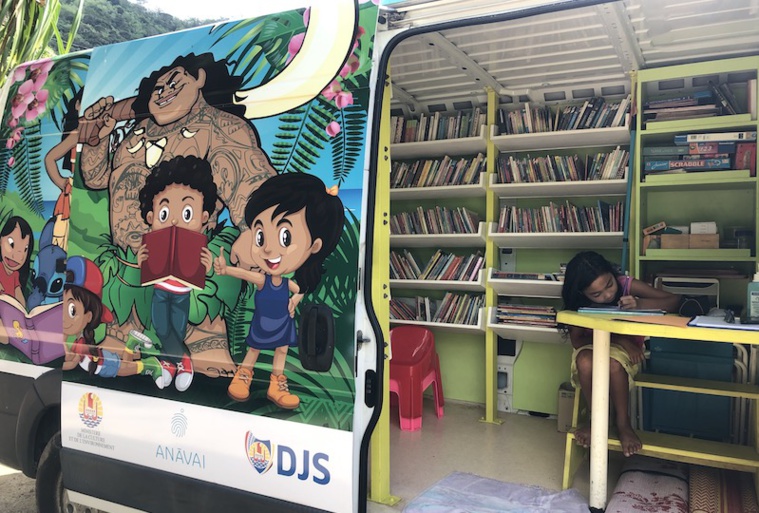 En avril déjà, un charpentier du bois Philippe Rodriguez avait bénévolement rénové l'intérieur du bibliobus. En avril déjà, un charpentier du bois Philippe Rodriguez avait bénévolement rénové l'intérieur du bibliobus.