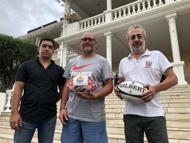 Marc Grosbois (au centre) est l'entraîneur des moins de 16 ans du Stade toulousain. À ses côtés Alain Serres (à droite), président du Papeete Rugby Club, et Yannick Gooding, secrétaire du PRC.