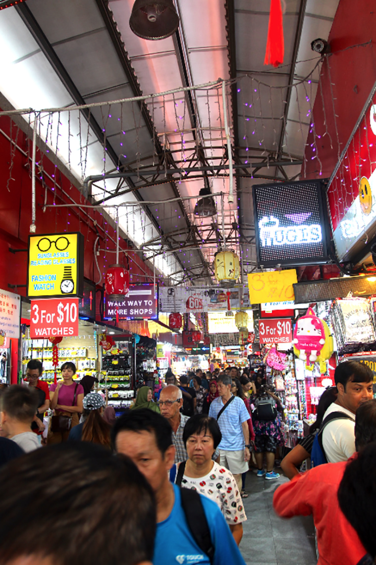 Aux abords de Waterloo Street, les échoppes ne se comptent plus. Bonnes affaires ou camelote, on trouve de tout. Aux abords de Waterloo Street, les échoppes ne se comptent plus. Bonnes affaires ou camelote, on trouve de tout.