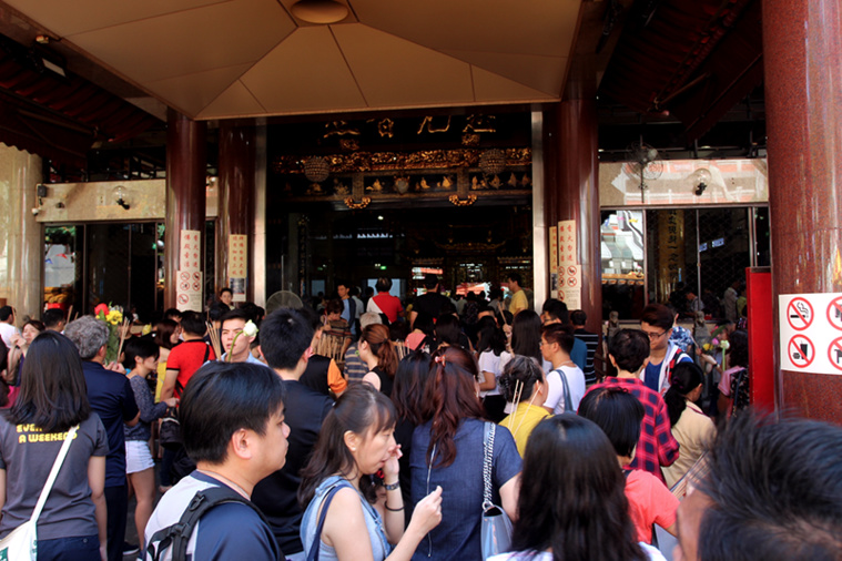 L’entrée du Kwan Im Thong Hood Cho Temple en début d’après-midi, en pleine semaine. “Full”. Le week-end, il y a beaucoup plus de monde ! L’entrée du Kwan Im Thong Hood Cho Temple en début d’après-midi, en pleine semaine. “Full”. Le week-end, il y a beaucoup plus de monde !
