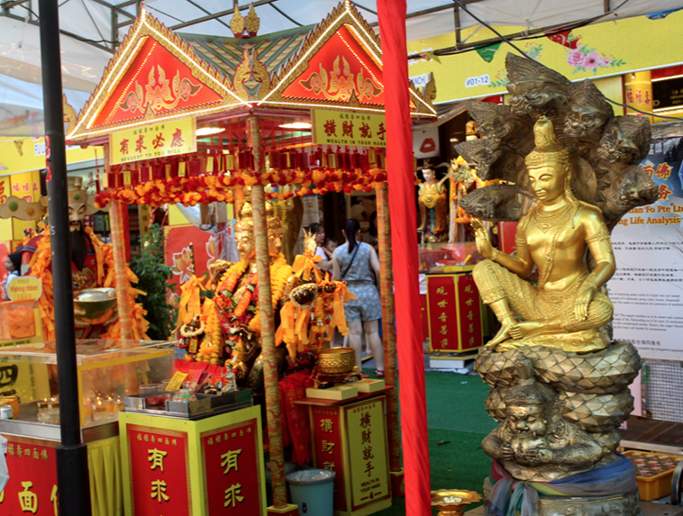 Certaines divinités semblent prendre l’air à l’extérieur du temple. Certaines divinités semblent prendre l’air à l’extérieur du temple.