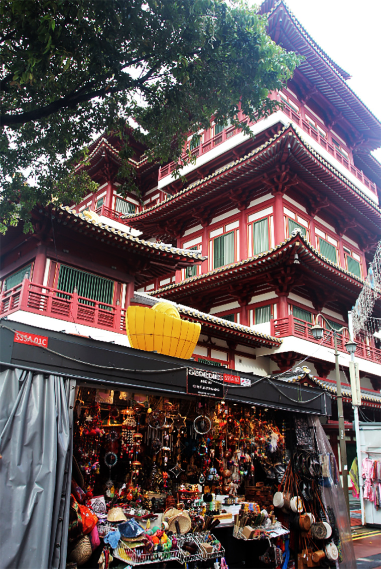 Le Bouddha Tooth Relic Temple de Chinatown est indubitablement un lieu de culte à visiter.