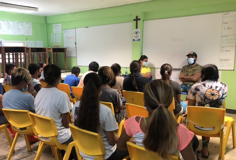 Deux soirées ont été organisées : l'une sur les droits des jeunes, l'autre sur les addictions. Deux soirées ont été organisées : l'une sur les droits des jeunes, l'autre sur les addictions.