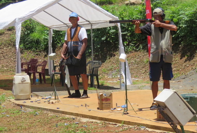 Gino Mourin survole le tournoi de ball-trap de Moorea Gino Mourin survole le tournoi de ball-trap de Moorea