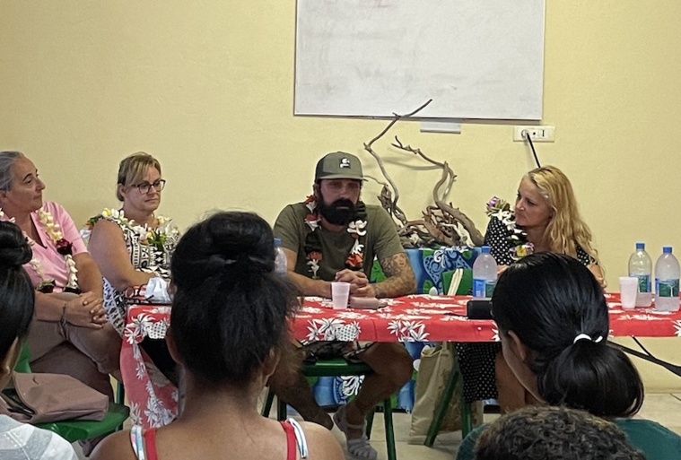 Les jeunes de la MFR ont attentivement écouté le témoignage de Vatea, ancien toxicomane qui les a alertés sur les dangers de la drogue. Les jeunes de la MFR ont attentivement écouté le témoignage de Vatea, ancien toxicomane qui les a alertés sur les dangers de la drogue.