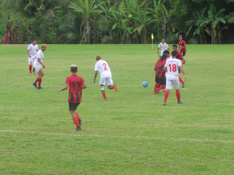 Tohiea (en blanc) a fait preuve d'une grande efficacité face à Temanava.